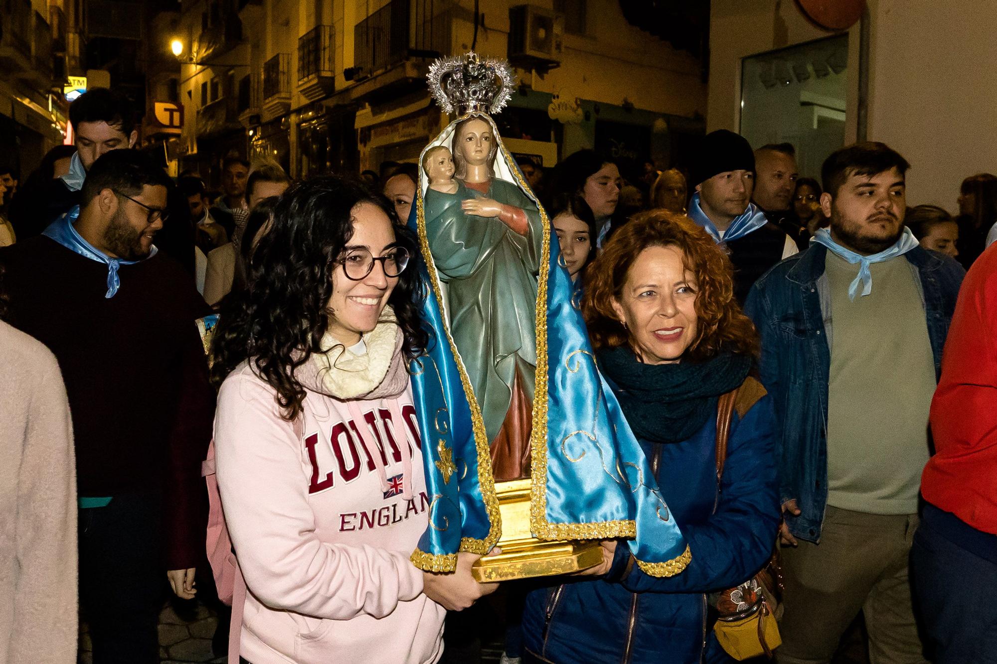 Devoción en Benidorm en la procesión de L'Alba