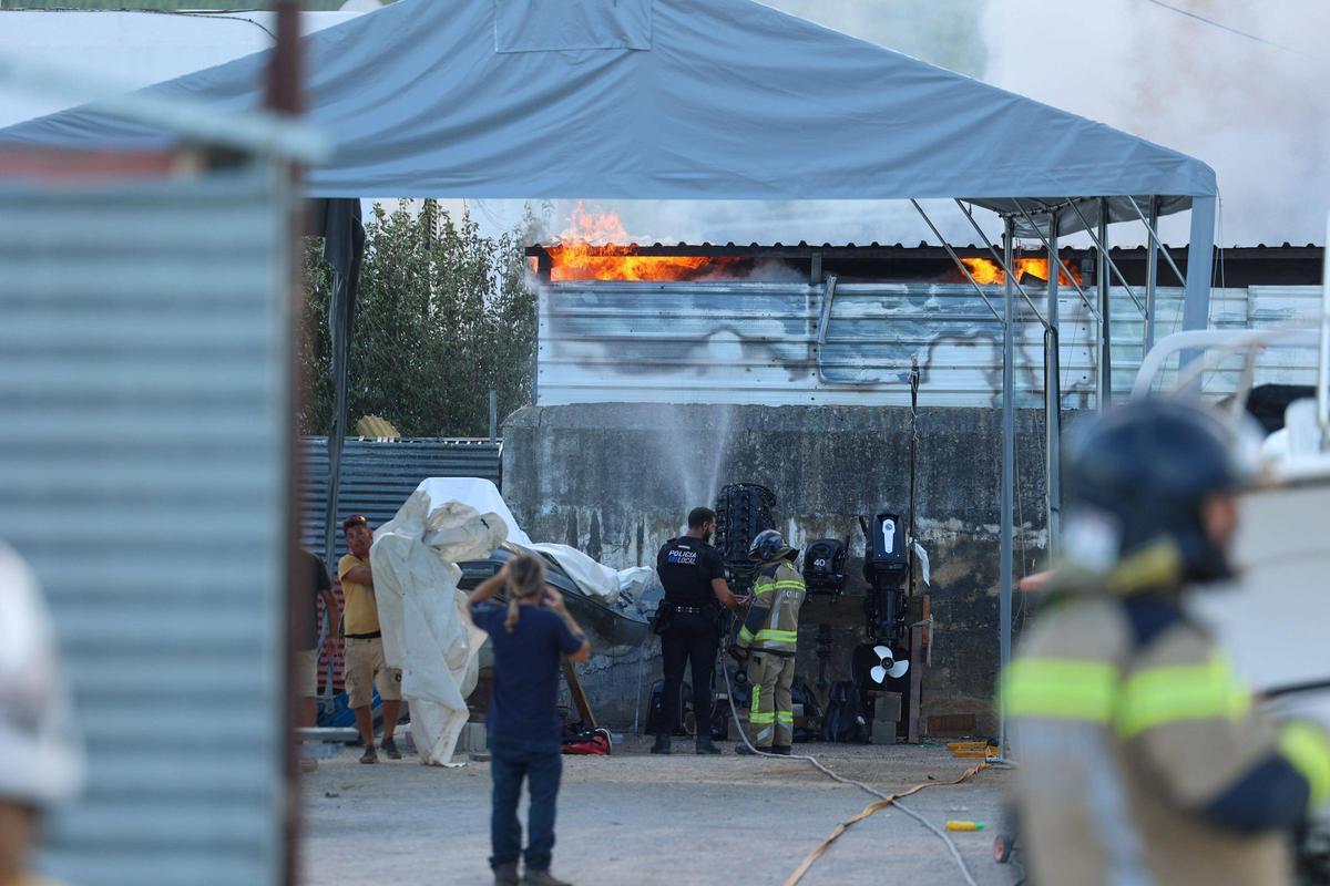 Galería: alarma por un incendio en la Fundació Deixalles de Ibiza Galería: alarma por un incendio en la Fundació Deixalles de Ibiza