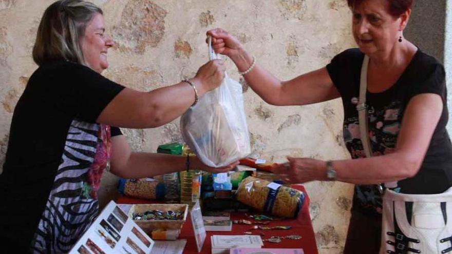 Una mujer entrega alimentos para la Cofradía de la Concha.