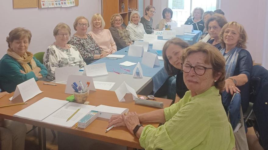 Mujeres participando en los talleres de memoria en el Centro Social La Canyada.