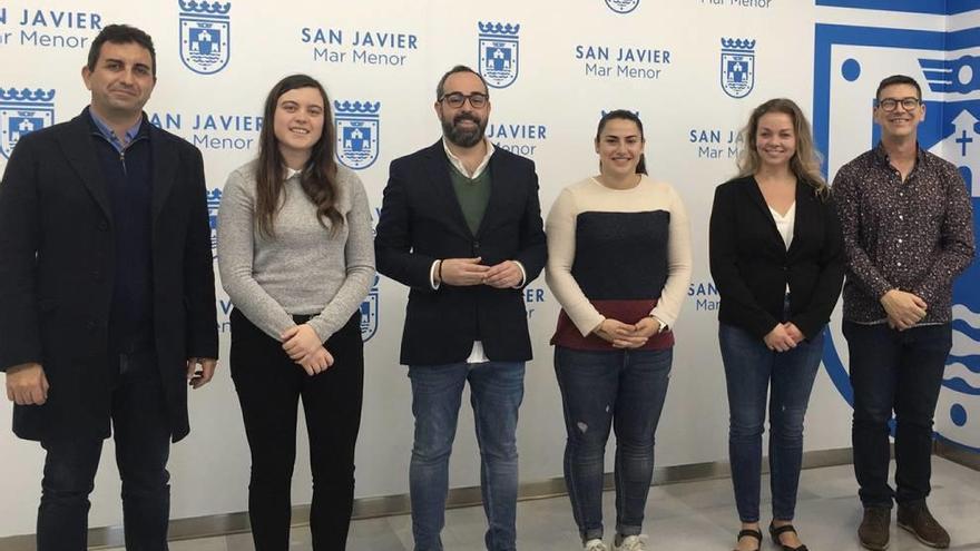 Los concejales de Educación y de Juventud de San Javier, David Martínez e Isabel Madrid, respectivamente, junto con los responsables del proyecto por los dos conservatorios, durante la presentación.