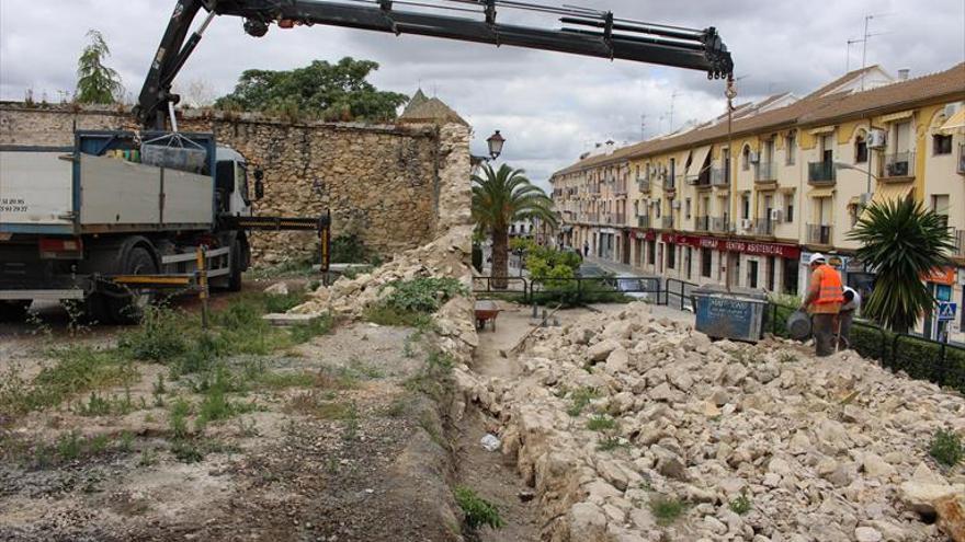 Comienza la reconstrucción del muro de El Carmen