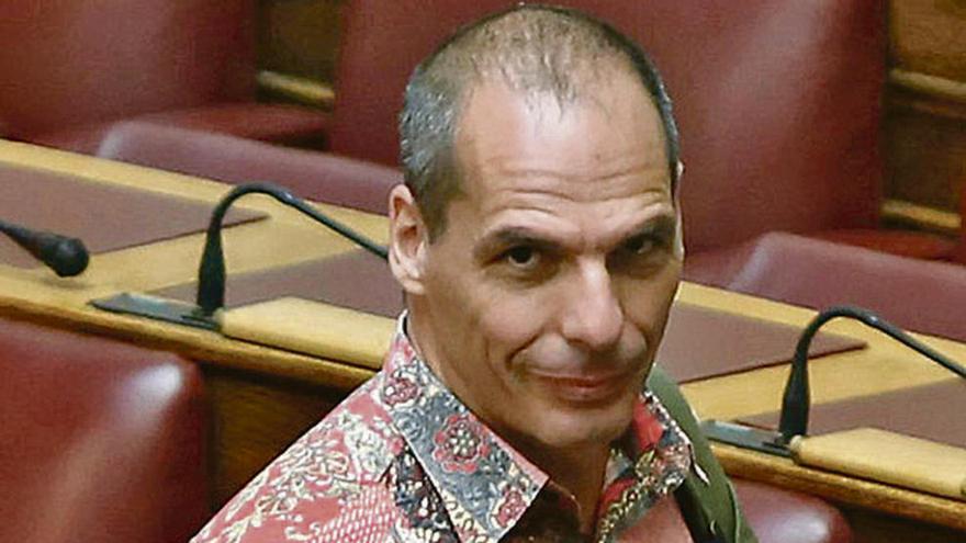 Yanis Varoufakis con una camisa estampada.