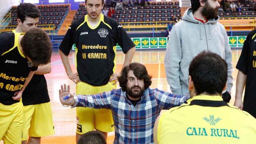 El entrenador no podrá estar con el equipo.