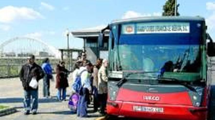 IU sospecha que Acedo quiere privatizar el bus