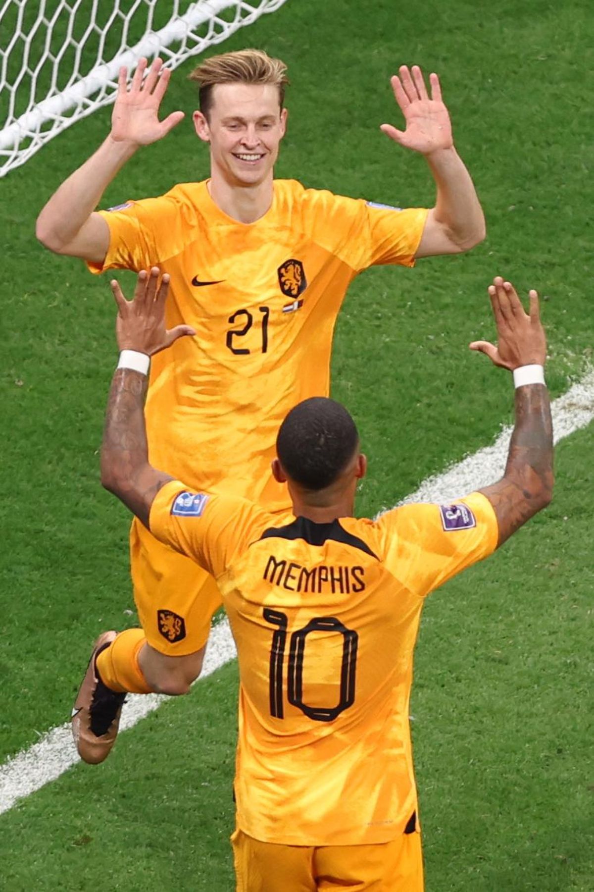 Al Khor (Qatar), 29/11/2022.- Frenkie De Jong (L) of the Netherlands celebrates with teammate Memphis Depay after scoring the 2-0 during the FIFA World Cup 2022 group A soccer match between the Netherlands and Qatar at Al Bayt Stadium in Al Khor, Qatar, 29 November 2022. (Mundial de Fútbol, Países Bajos; Holanda, Catar) EFE/EPA/Tolga Bozoglu