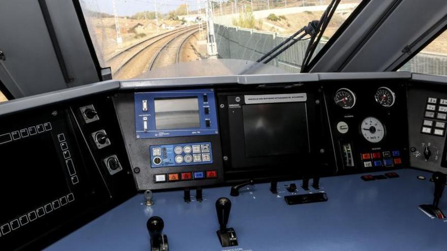 El puesto de conducción de un Alvia en la línea León-Valladolid.