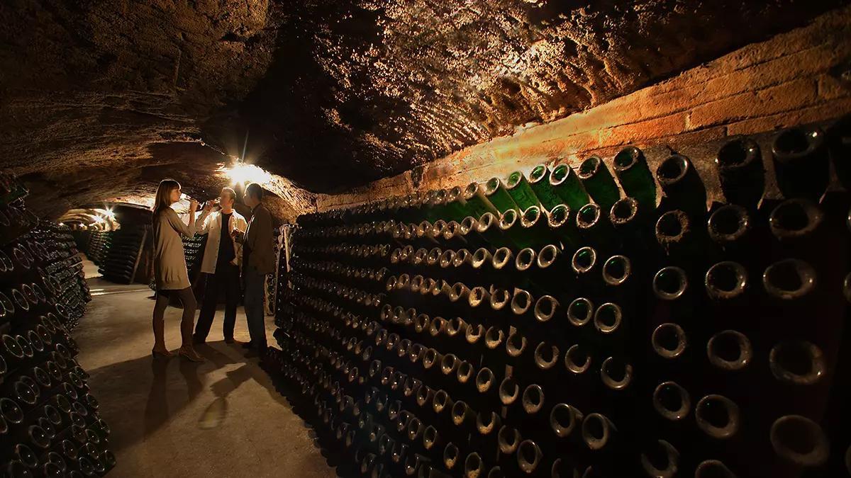 Las históricas bodegas del Penedès forman parte de la tradición vinícola catalana y de la cultura del cava.