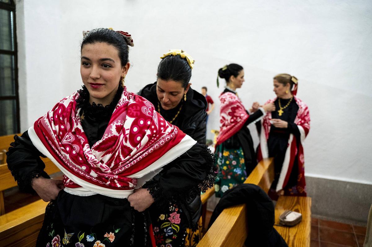 Los jugadores del colegio Diocesano de Cáceres cumplen su promesa y portan a San Blas en su procesión