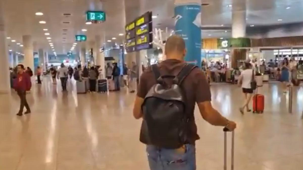 Oriol Romeu abandona el aeropuerto de El Prat tras regersar de EE.UU.