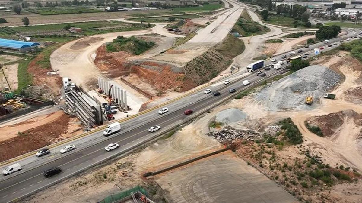 Vista aérea de la autovia B-25 a su paso por Sant Boi de Llobregat.