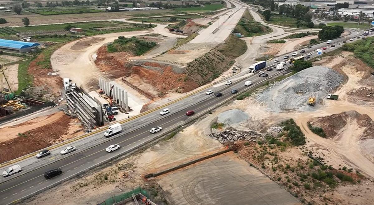 Vista aérea de la autovia B-25 en Sant Boi de Llobregat.