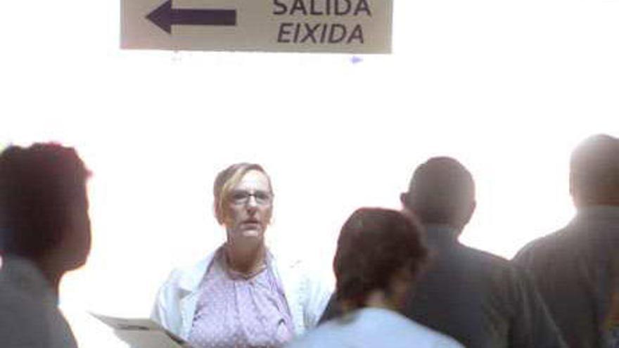 Personal sanitario y usuarios en el Hospital de La Vila.
