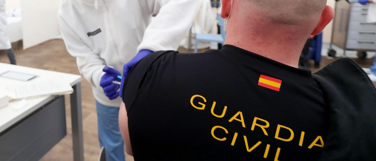 Un guardia civil recibe la vacuna contra el covid.