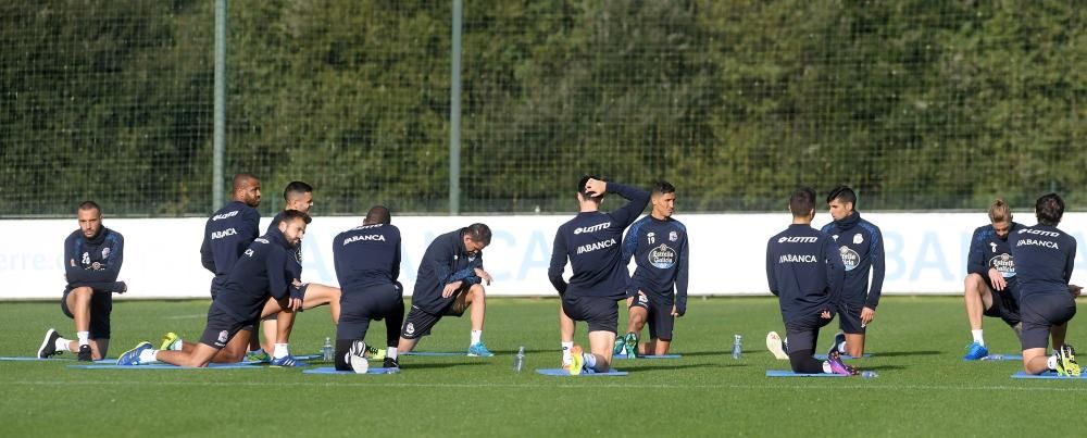 Los titulares de O Noso Derbi tuvieron una sesión de recuperación en Abegondo. Joselu avanza en su recuperación y trabaja por primera vez sobre el césped tras su lesión.