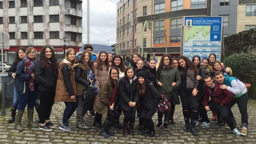 Los universitarios, ayer, en el Casal de Ferreirós. // FdV