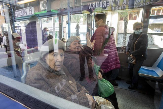 Hoy ya no hay que llevar la mascarilla en los transportes públicos