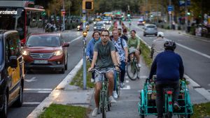 Ambiente en en carril bici de paseo de Sant Joan, el viernes por la tarde