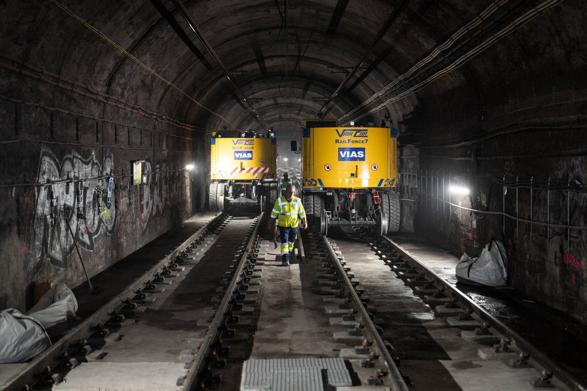BARCELONA 01/08/2025 Barcelona. Visita a las obras de renovación de la línea 4 del metro de Barcelona, en la estación de Maragall (Ronda del Guinardó, 237), donde se muestran los avances en la renovación de la vía y el nuevo escape ferroviario. FOTO de ZOWY VOETEN