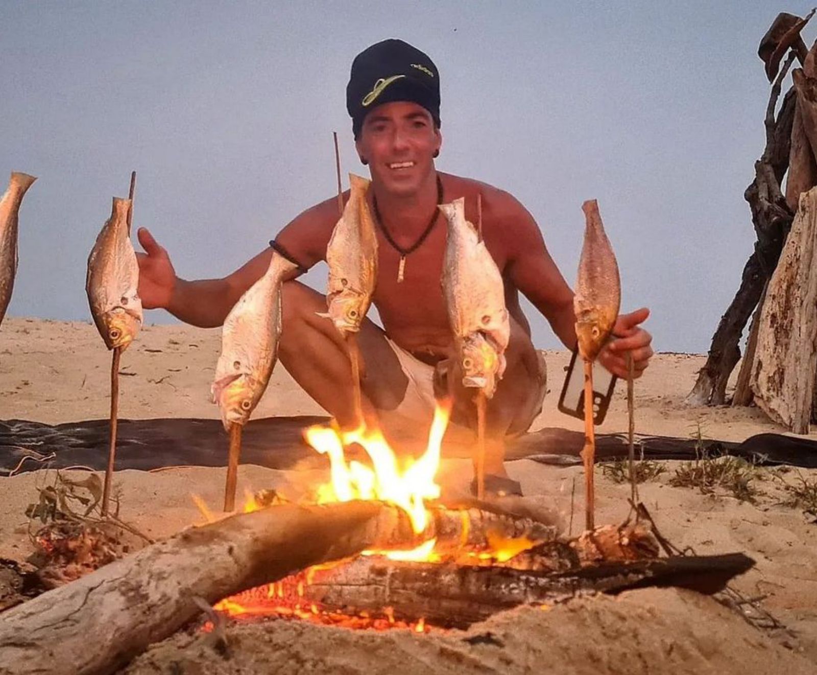 Rober acampando en un pueblo de pescadores y cocinando para todos en Sri Lanka.