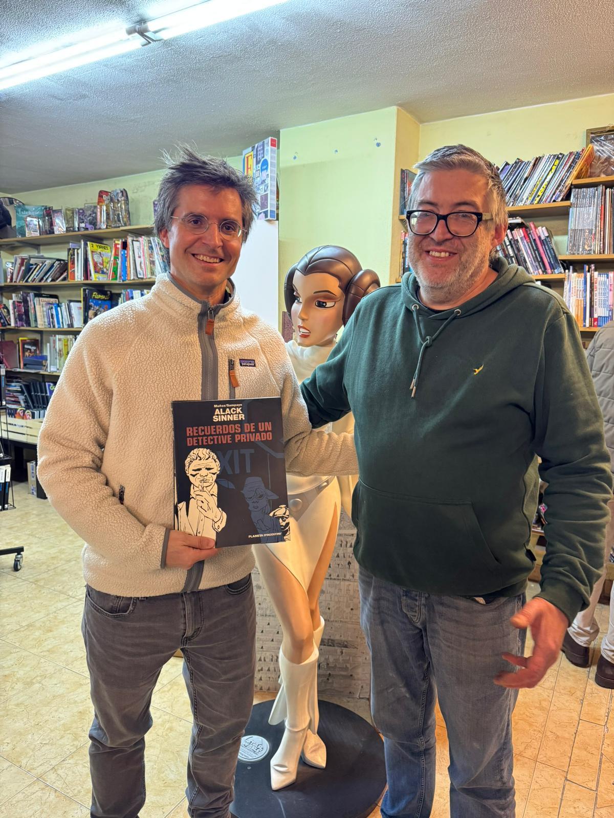 Borja Verea y Santi Navia en A Gata Tola de Santiago, antes del cierre del establecimiento.