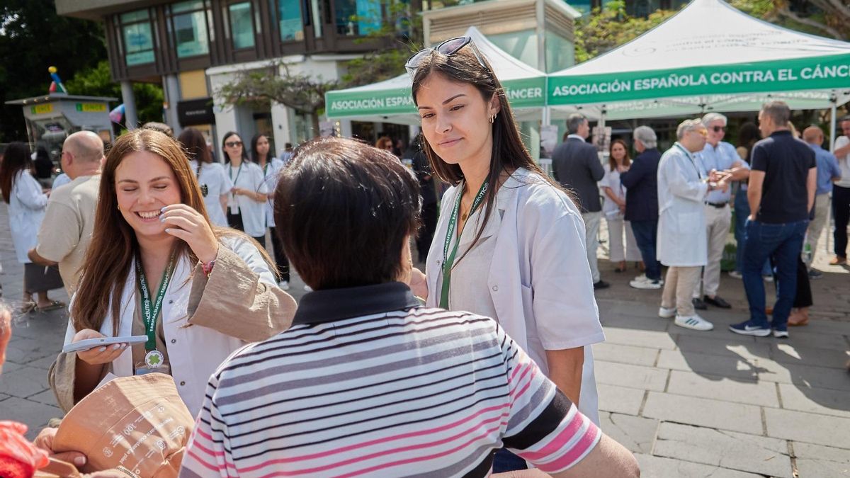 Dos farmaceúticas informan a los transeúntes delante del puesto ubicado en la Plaza del Chicharro.