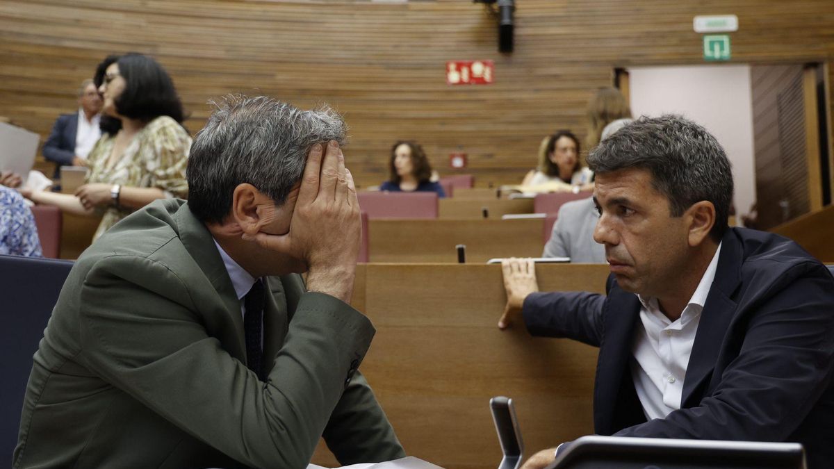 Barrera y Mazón hablan durante el pleno.