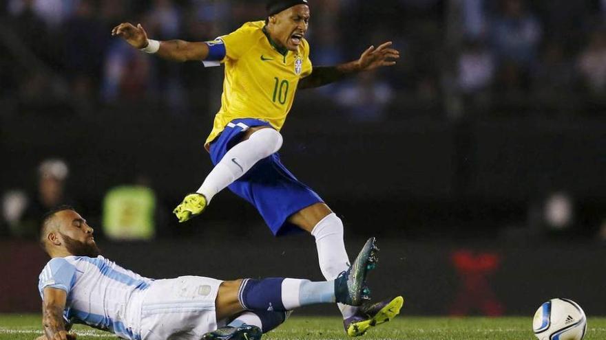 El brasileño Neymar supera al argentino Otamendi.