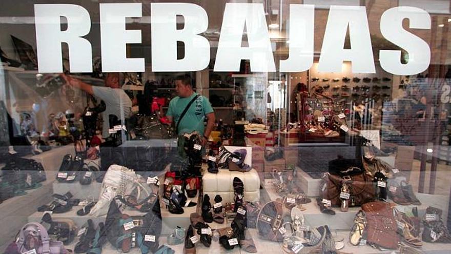 Los comerciantes confían en que la temporada de rebajas &quot;dé salida&quot; a los artículos de verano y que contribuya a paliar los efectos de la crisis.