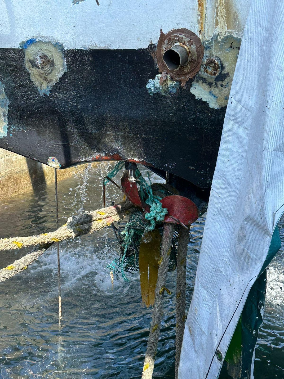 Hélice del motor del barco enganchada a la nasa, motivo por el que el pesquero se quedó sin gobierno.
