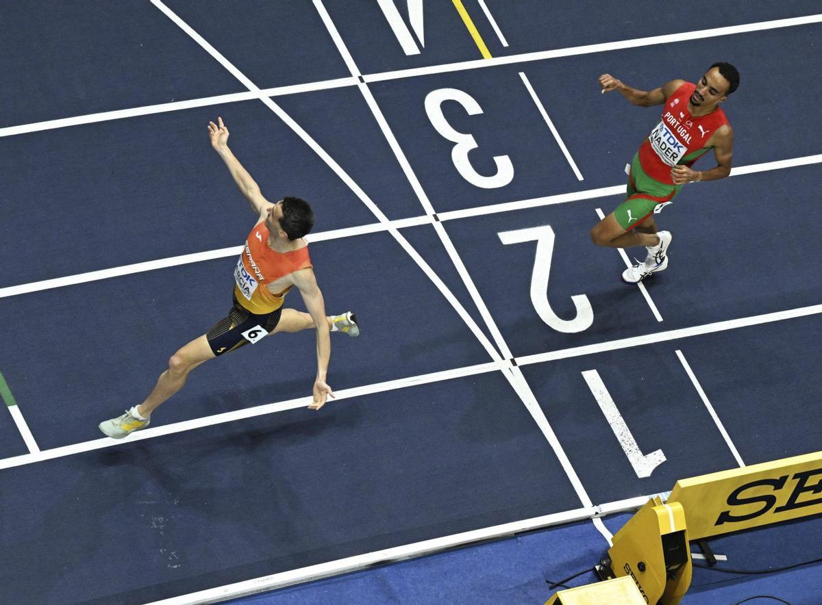 Mariano García entra en meta por delante de Isaac Nader. | LESEK SZYMANSKI/EFE