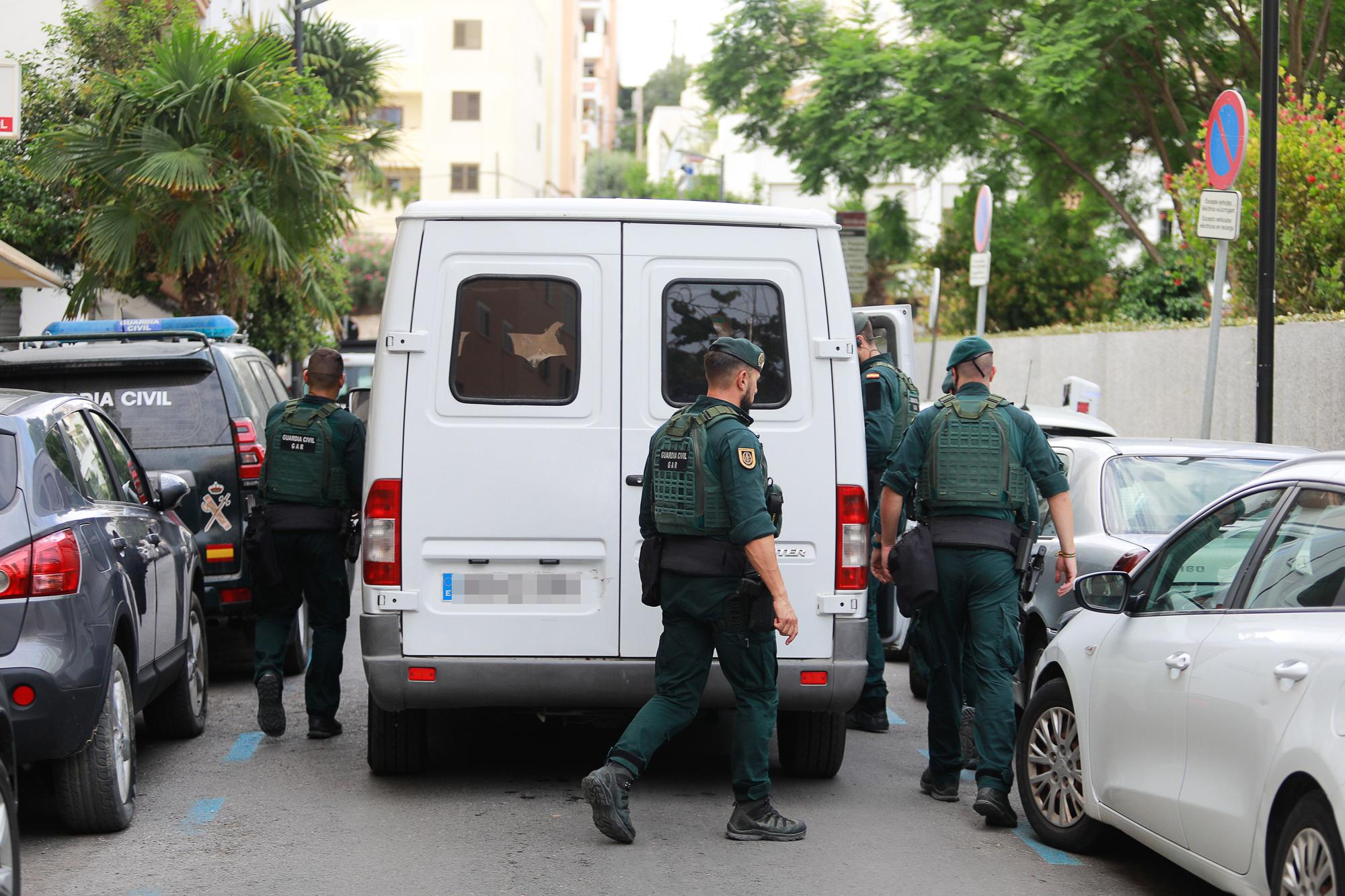 Las imágenes del registro de la Guardia Civil de Ibiza en la calle Arxiduc Lluis Salvador