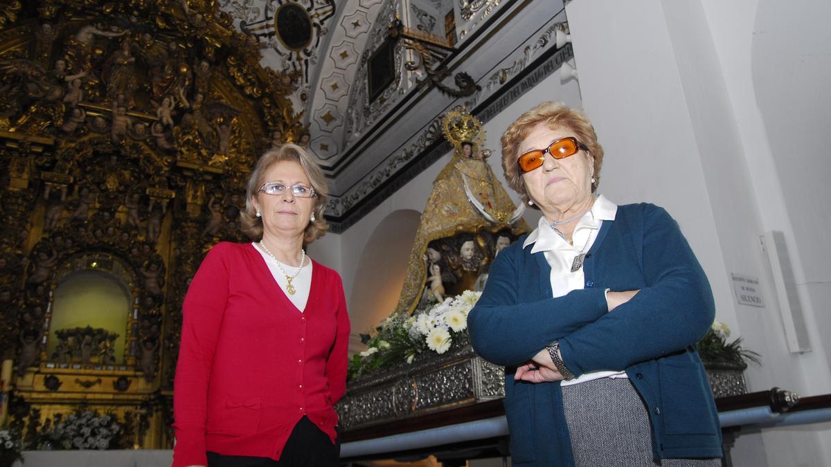 Pilar Murillo, a la derecha, junto a Julita Herrera, su colaboradora, que la sustituirá. Juntas, con la patrona.