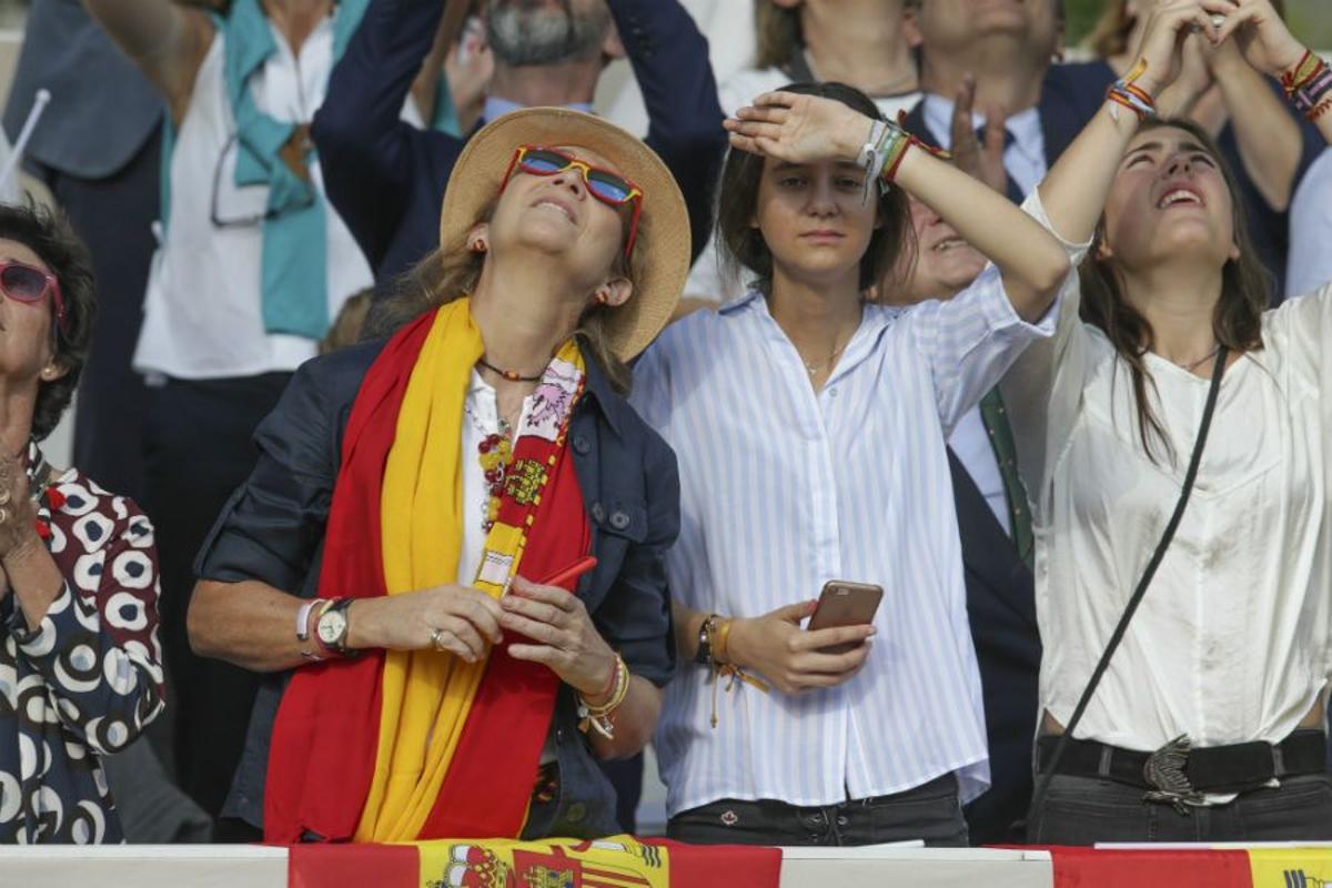 La infanta Elena y Victoria Federica en el desfile del 12 de octubre