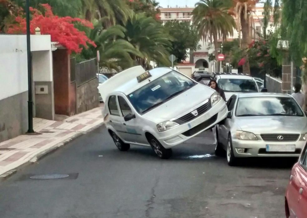 Aparatoso accidente de un taxi en Ciudad Jardín