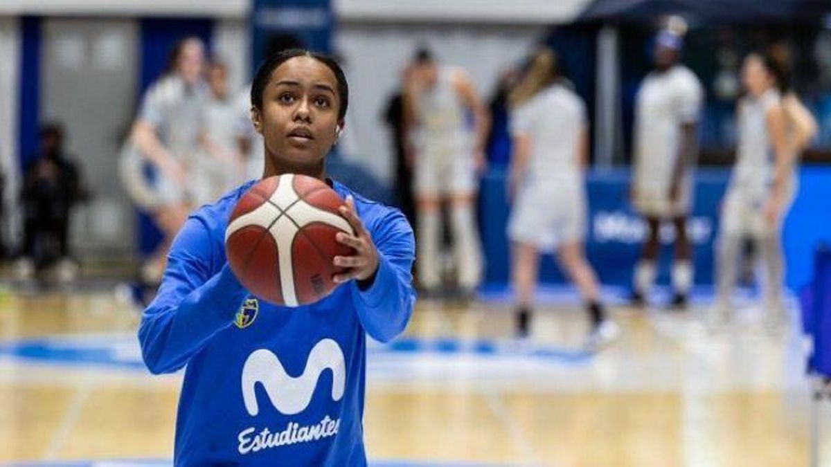Laura Bernardo, en un calentamiento con el Estudiantes de la Liga Femenina Endesa.