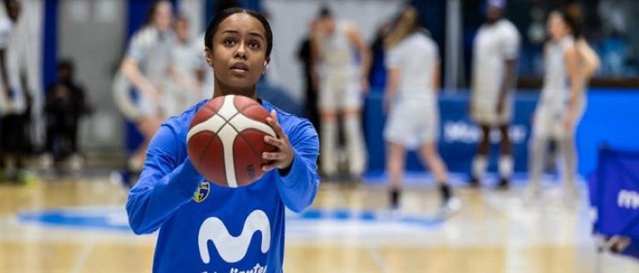 Laura Bernardo, en un calentamiento con el Estudiantes de la Liga Femenina Endesa.