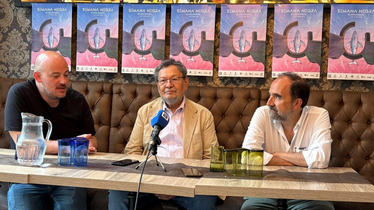Por la izquierda, el director de la Semana Negra, Miguel Barero, Elmer Mendoza y Carlos Fortea.