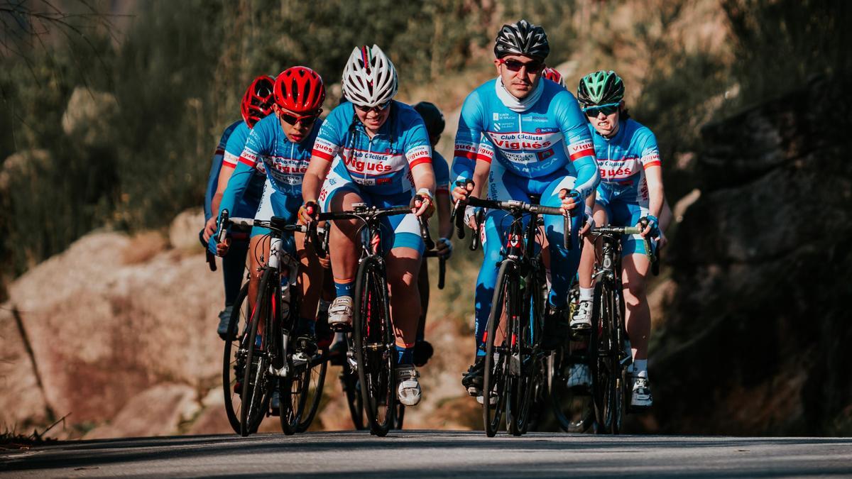 Miembros del Club Ciclista Vigués, durante un entrenamiento.