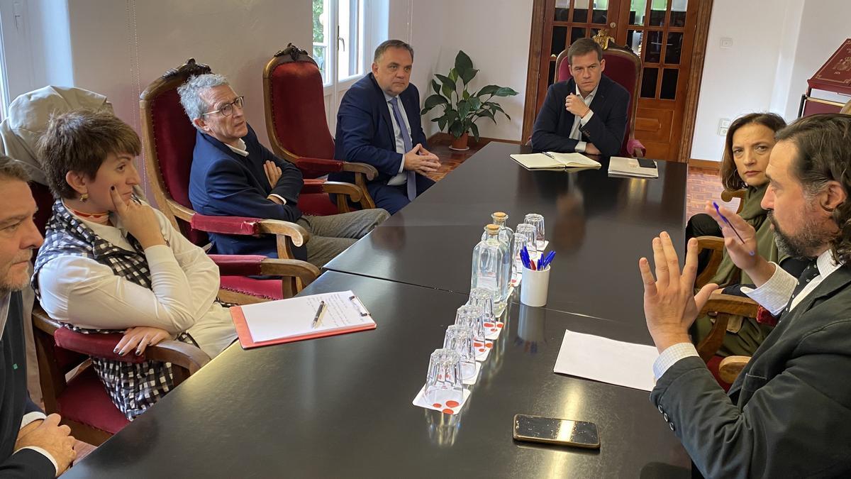El alcalde de Xàtiva, Roger Cerdà, reunido con la jueza decana, el secretario del Colegio de Abogados de Valencia, el delegado de Xàtiva y un grupo de abogados de la Costera.