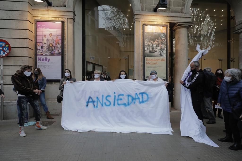 Las 'kelly' reciben a Yolanda Díaz en el Teatre Principal