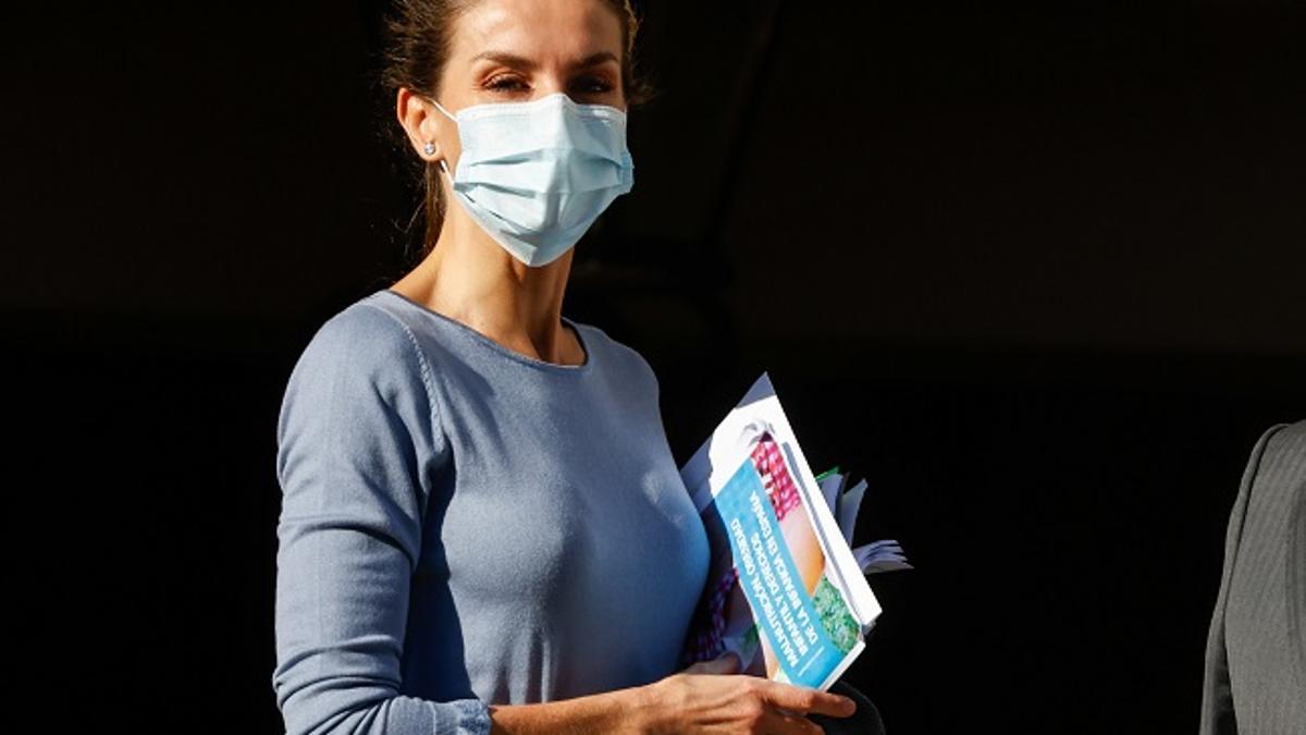 La reina Letizia asiste a una reunión con Unicef con un 'look working' de otoño