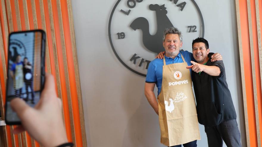 EN IMÁGENES | Así ha sido la visita de Miki Nadal al restaurante Popeyes de Zaragoza