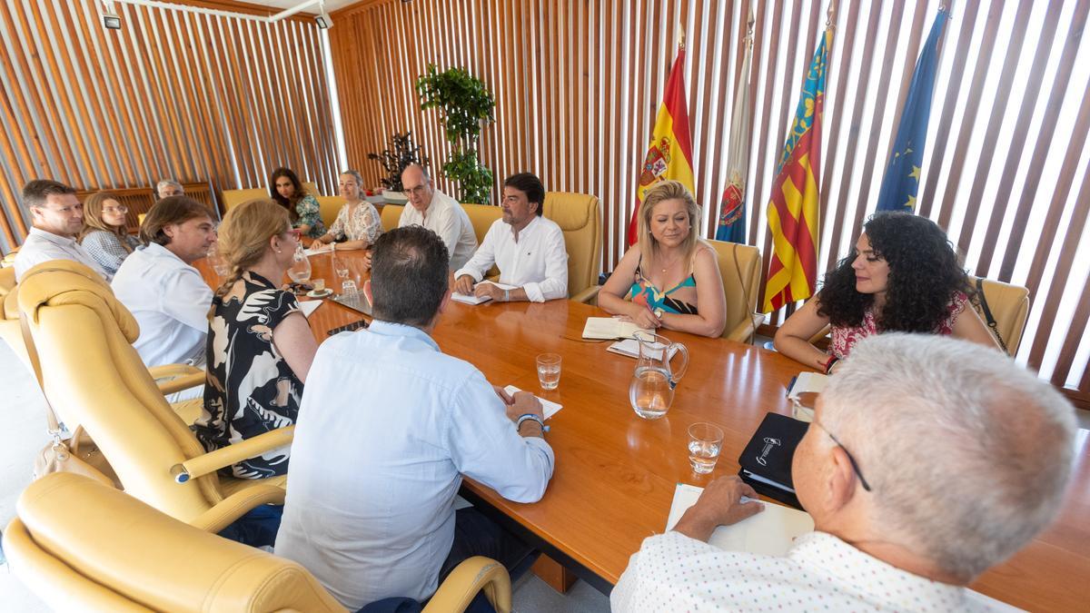 Primera Junta de Gobierno de Alicante de este mandato.