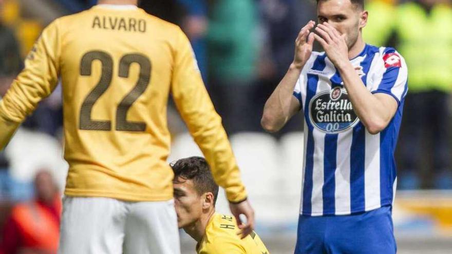 Lucas se lamenta tras una ocasión desperdiciada, ante dos defensas del Espanyol.