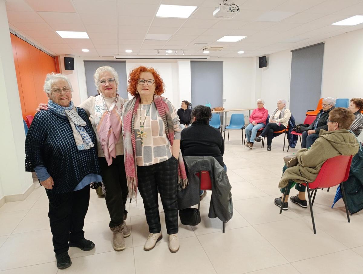 Por la izquierda, Josefina Sánchez, Malene Roselló y Geli Rodríguez, con sus compañeros del taller "Crear y Recrearse" de las Aulas 50ymas de Llanera.
