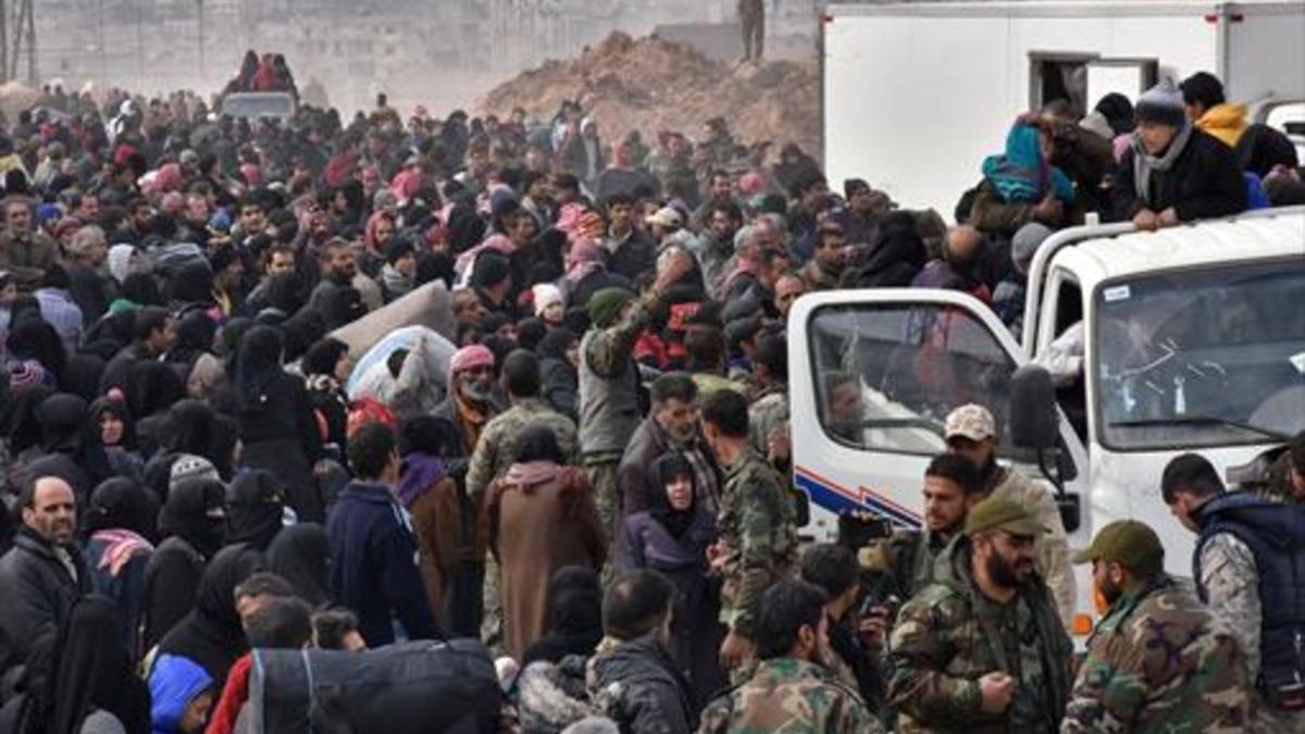 Una muchedumbre trata de de huir, ayer, de los barrios orientales de la ciudad siria de Alepo.