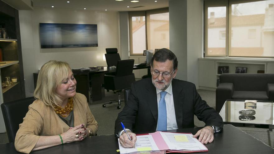 Mercedes Fernández y Mariano Rajoy en la firma de la coalición PP-Foro