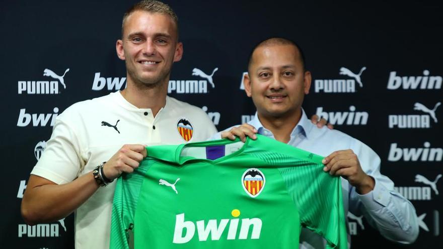 Jasper Cillessen, con Anil Murthy, en su presentación.