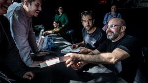 Joel Díaz y Magí Garcia, dos de los cinco integrantes de La Sotana, firmando ejemplares del libro Gran Encilopèdia del Barça’ mientras el equipo azulgrana jugaba en el Camp Nou.